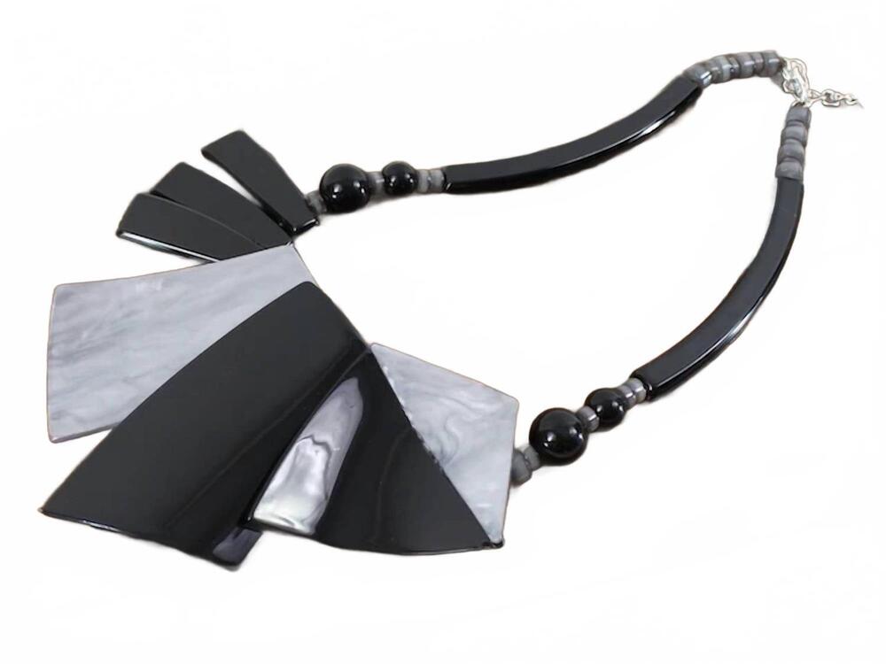NEW PRETTY PERSUASIONS women's chunky geo polyresin statement necklace in black